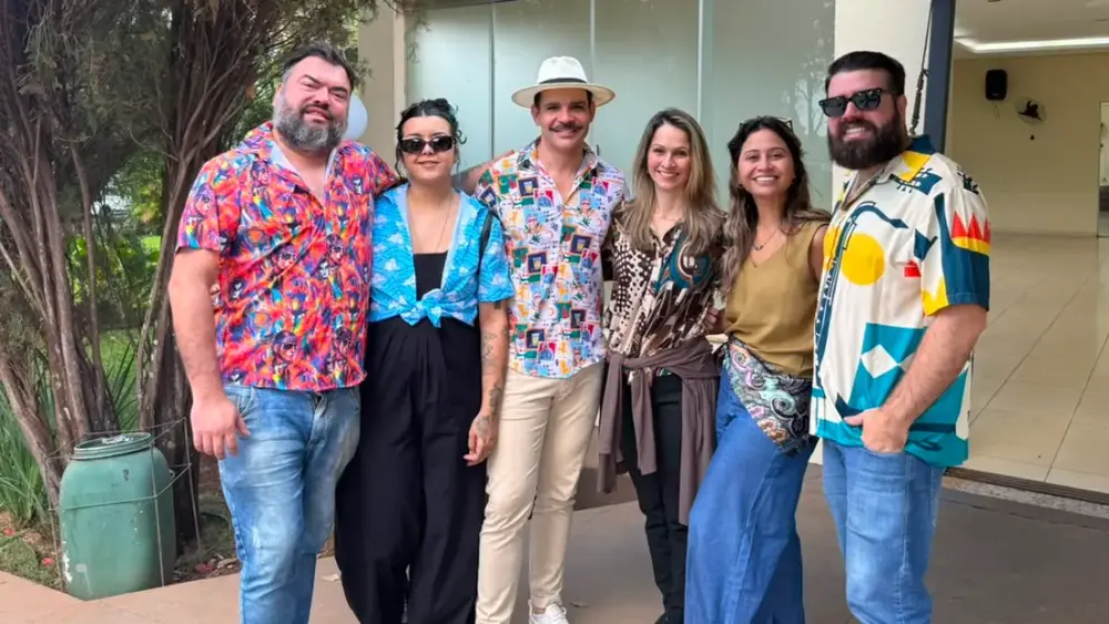 Amigos coloridos celebram a vida de Tiago, o ‘Bom Sujeito’