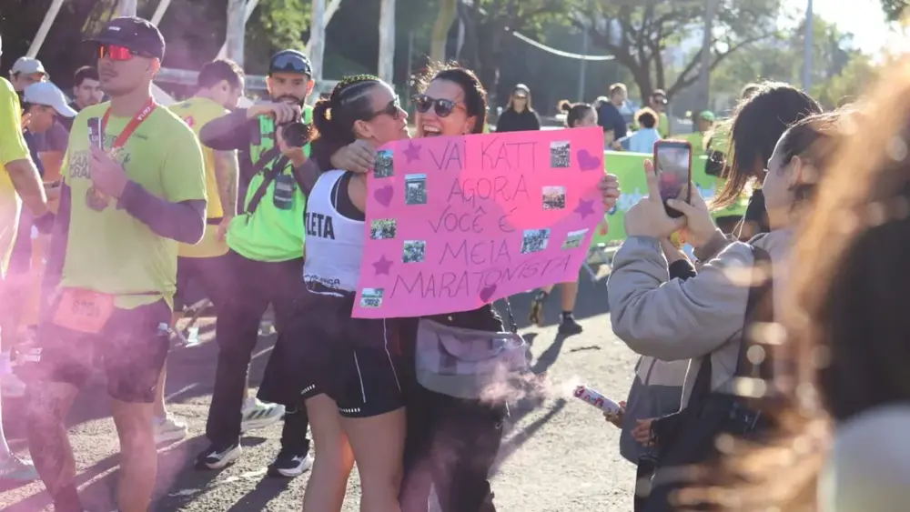 Amigos na chegada fazem diferença em maratona