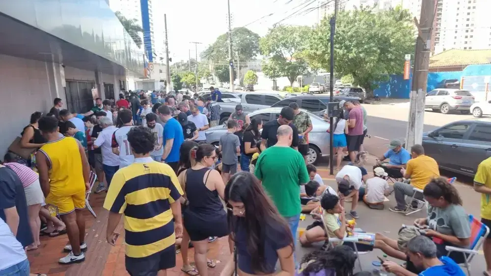 Brasil fora da Copa não freia febre por figurinhas