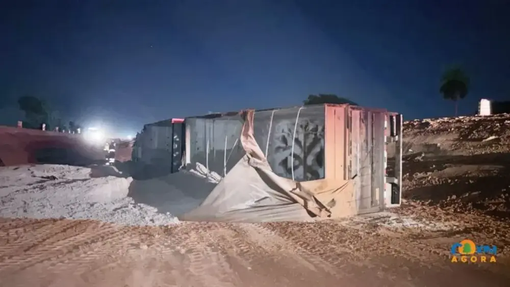 Carreta tomba em obra na BR-163 e motorista fica ferido