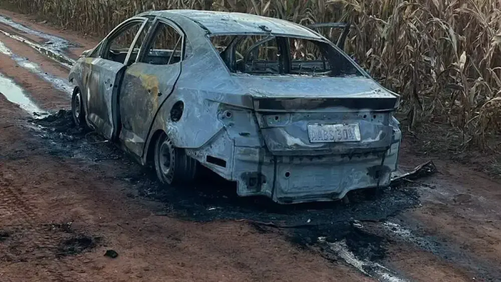 Carro usado em execução com 20 tiros é achado queimado na fronteira