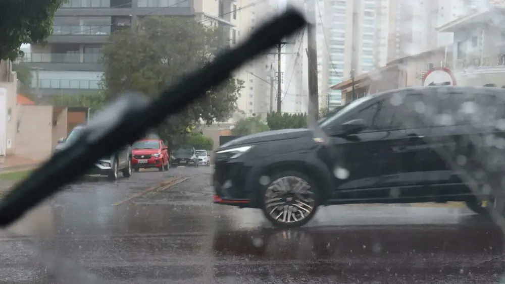 Chuva forte atinge Campo Grande e alerta para frio intenso no fim de semana