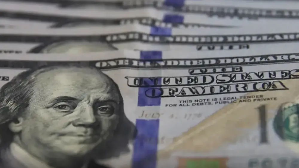 Dólar sobe a R$ 5,21 e tem maior alta semanal em 2025