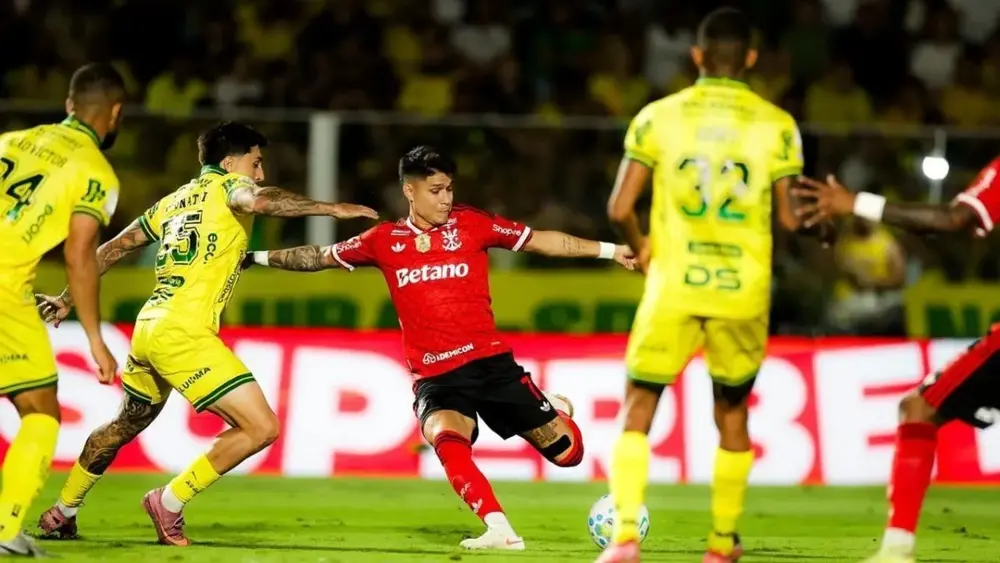 Flamengo goleia Mirassol e encosta no líder Palmeiras