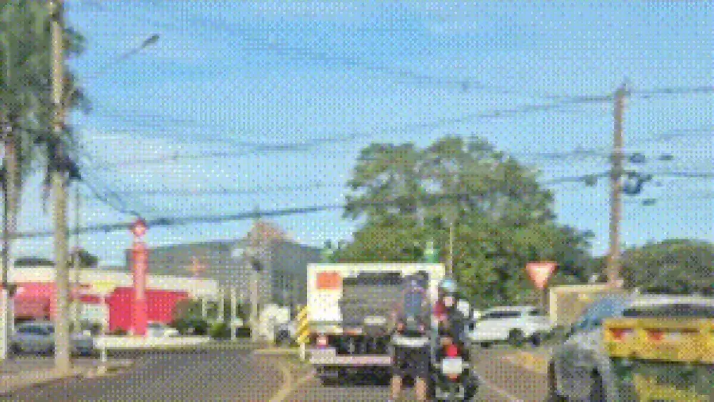 Motociclista puxa jovem de patins em via de Campo Grande
