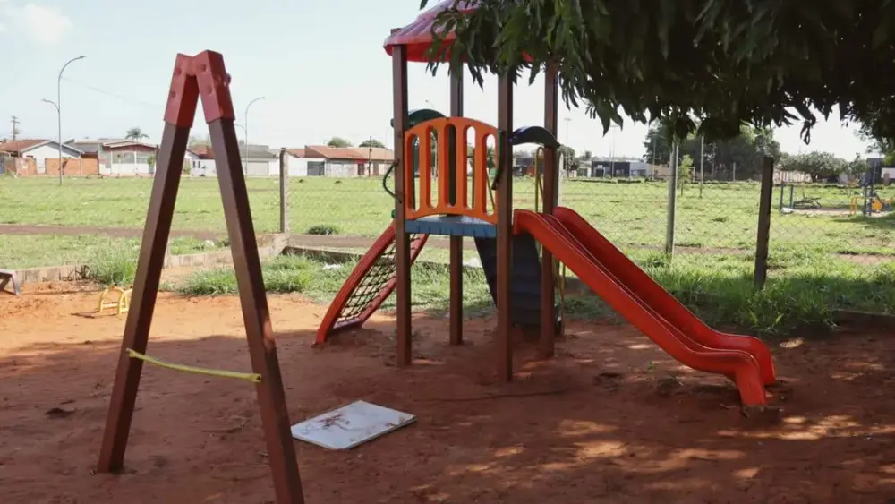 Praça em homenagem a menino morto segue abandonada em Campo Grande