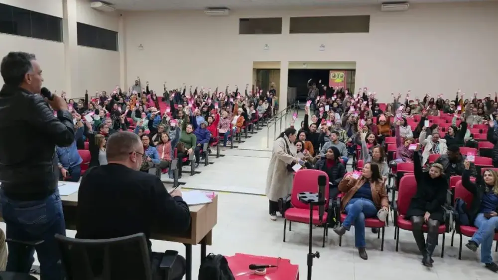 Professores rejeitam 3,4% e cobram 5,4% de reajuste