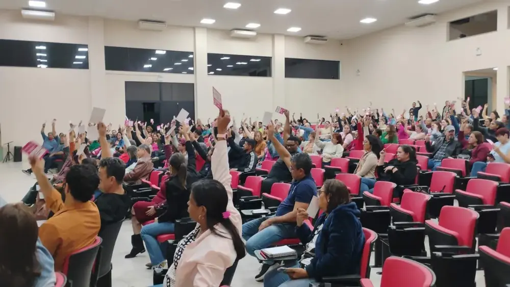 Professores rejeitam parcelamento e exigem reajuste em 2026