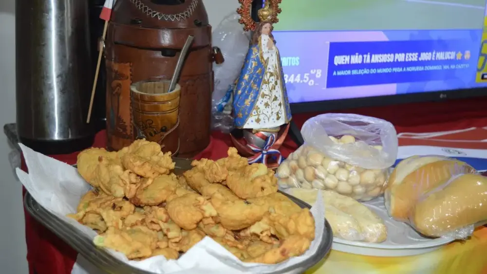 Torcida paraguaia usa pão francês em provocação contra França
